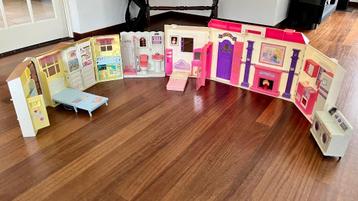 Barbie draagbare speelhuis met extra kamers beschikbaar voor biedingen