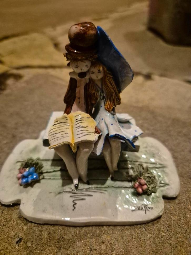 Handgemaakt Keramiek Beeldje - Jongen & Meisje op Bankje, Antiek en Kunst, Kunst | Beelden en Houtsnijwerken, Ophalen of Verzenden