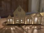 Metalen houder voor 4 theelichtjes Huisjes / wit kandelaar., Ophalen, Wit, Zo goed als nieuw, Metaal