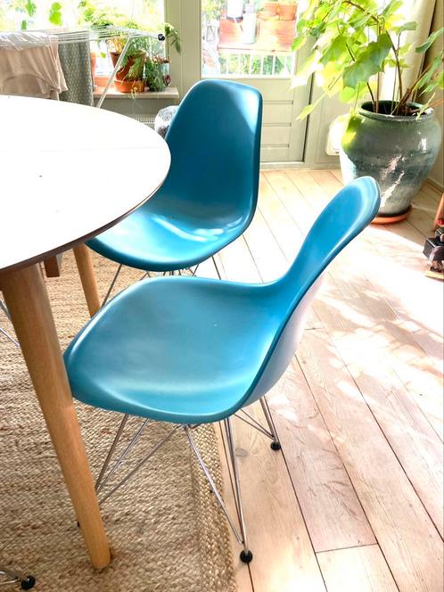 Eames vier eetkamerstoelen DSR (Vitra), Huis en Inrichting, Stoelen, Zo goed als nieuw, Vijf, Zes of meer stoelen, Kunststof, Wit
