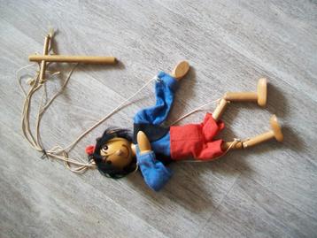 Oude houten Pinokkiopop beschikbaar voor biedingen