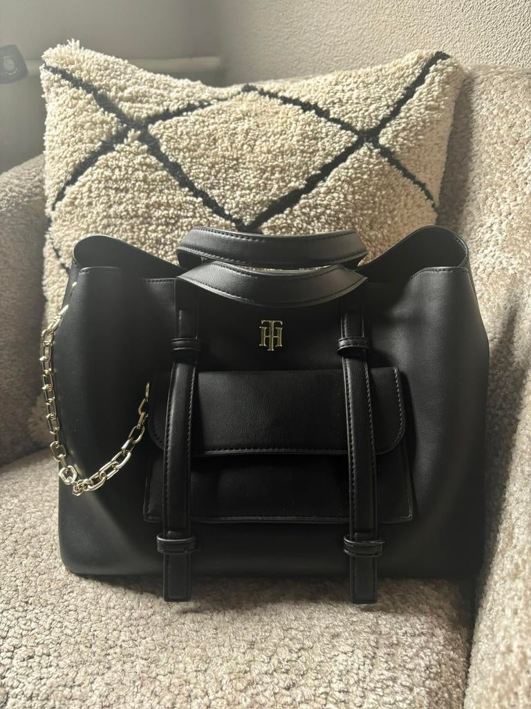 Tommy Hilfiger handtas met strap, Ophalen of Verzenden, Zo goed als nieuw, Zwart, Handtas