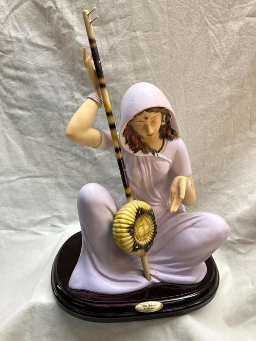 Vrouw met snaarinstrument – Crosa Collection – resin beeld, Verzamelen, Religie, Zo goed als nieuw, Hindoeïsme, Beeld(je), Verzenden