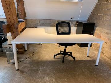 Ruim Hoekbureau – 215x175 cm – Wit met stalen frame beschikbaar voor biedingen