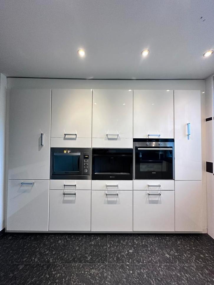 Een nette keuken met 100x240cm eiland, Huis en Inrichting, Keuken | Complete keukens, Gebruikt, U-keuken, Wit, Graniet of Steen