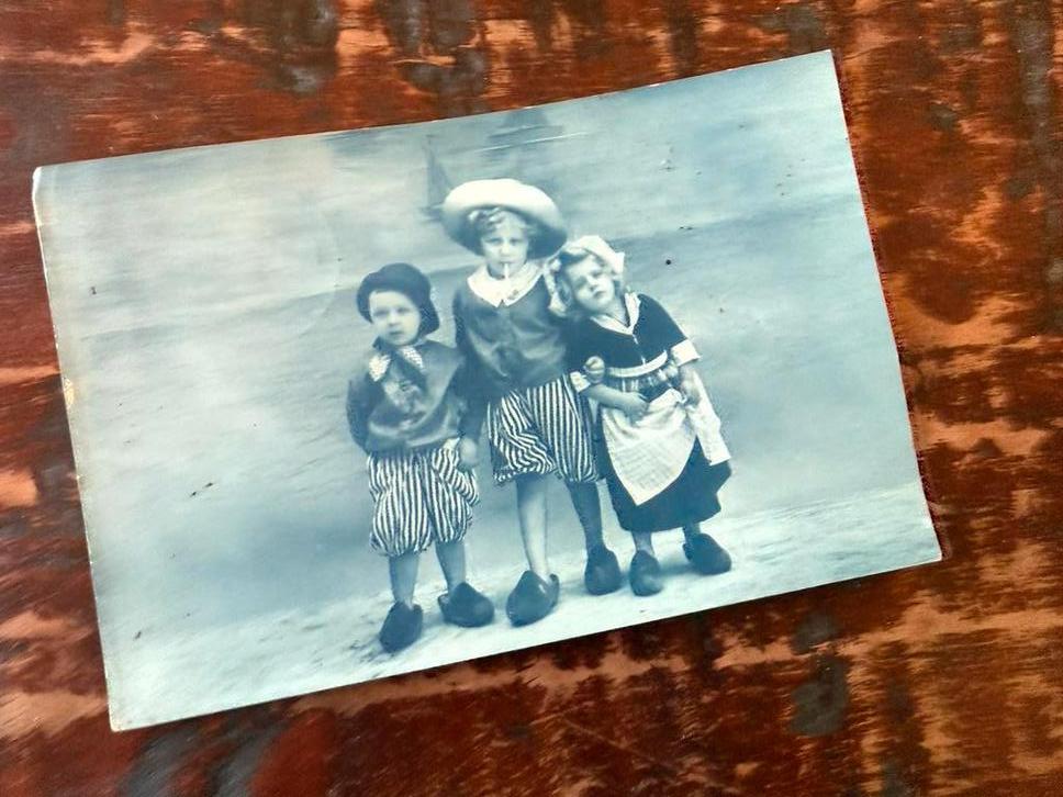 Antieke ansichtkaart ansicht kaart kindjes klompen zeelieden, Ophalen of Verzenden, Voor 1940, Gebruikt