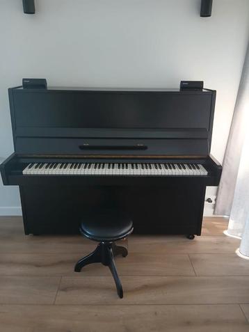 Mooie zwarte piano beschikbaar voor biedingen
