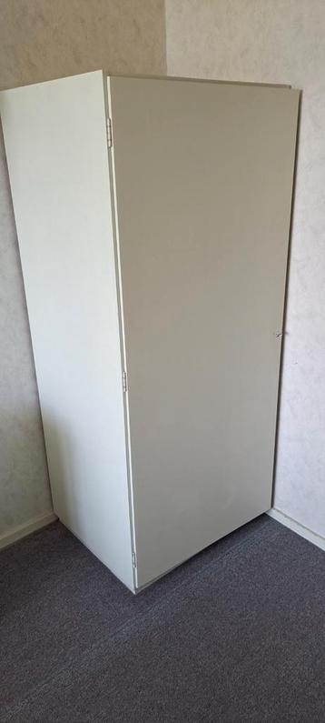 4 indentieke kleding leg/hang kasten.