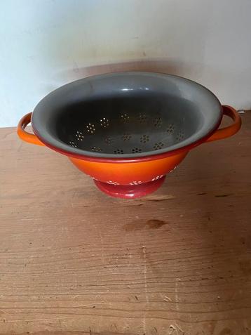 Mooi vintage geëmailleerd vergiet. Rood oranje vergiet. beschikbaar voor biedingen
