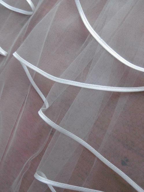 Nieuwe lange sluier licht ivoor(VD127)met satijnen rand, Kleding | Dames, Trouwkleding en Trouwaccessoires, Nieuw, Accessoires