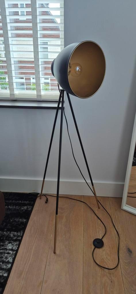 Stijlvolle Staande Lamp met Tripod Voet, Huis en Inrichting, Lampen | Vloerlampen, Zo goed als nieuw, 100 tot 150 cm, Hout, Metaal