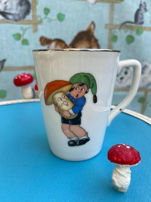 Vintage kinderbeker, mok, kabouter met paddestoel, Ca 1930, Antiek en Kunst, Antiek | Servies los, Ophalen of Verzenden
