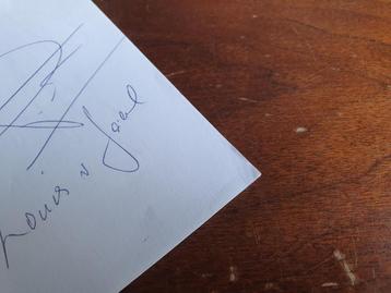 Mapje met handtekeningen voetbaltrainers beschikbaar voor biedingen