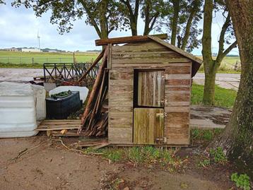 Houten speelhuisje met ondervloer  beschikbaar voor biedingen