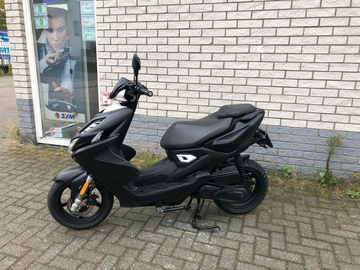 KERSTKRAKERS:YAMAHA AEROX R 45KM 4-T MAT ZW BJ2016 15000KM, Fietsen en Brommers, Brommers | Tuning en Styling