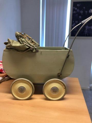 Superleuke ouderwetse poppenwagen te koop beschikbaar voor biedingen
