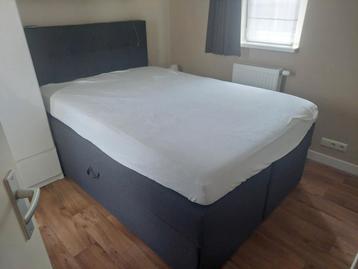 Boxspring met opbergruimte 140 x 200. beschikbaar voor biedingen