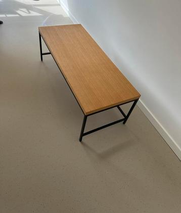 Pastoe salontafel hardhout op metalen onderstel beschikbaar voor biedingen