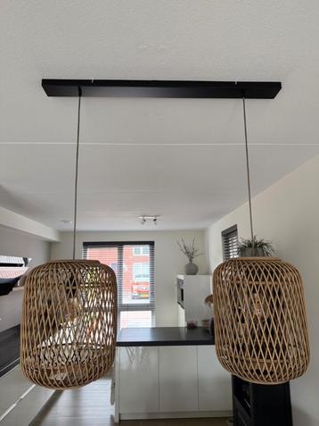 Rieten hanglampen met een zwarte metalen plafondplaat. beschikbaar voor biedingen
