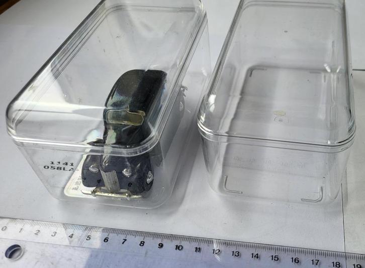 hard Plastic Dozen met deksel kan gebruikt worden voor auto, Verzamelen, Retro, Huis en Inrichting, Ophalen of Verzenden