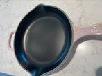 NIEUWE Le Creuset Skillet 23 cm Shell Pink, Gietijzer, Nieuw, Ophalen of Verzenden, Keramische plaat