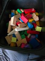 Kleurrijke houten blokken in bak, Kinderen en Baby's, Speelgoed | Bouwstenen, Ophalen of Verzenden, Gebruikt, Overige merken
