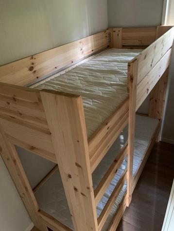 Degelijk houten stapelbed beschikbaar voor biedingen