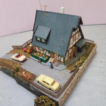 Diorama woonhuis met oprit en diverse scenery H0 beschikbaar voor biedingen