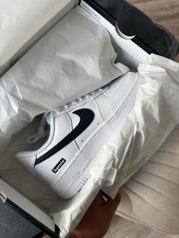 Supreme Nike Air Force 1 Low White/Black beschikbaar voor biedingen