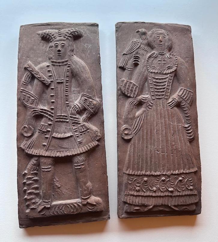 Antieke tegels haardstenen met reliëf – edelman & edelvrouw, Antiek en Kunst, Antiek | Wandborden en Tegels, Ophalen of Verzenden