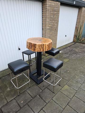 Leuke bartafel/statafel met gratis 4 krukken.