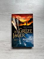 De Grijze Jager 2: De Brandende Brug, Ophalen of Verzenden, Zo goed als nieuw, John Flanagan