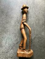 Handgesneden houten beeldje van een man met hoed, Antiek en Kunst, Kunst | Beelden en Houtsnijwerken, Ophalen of Verzenden