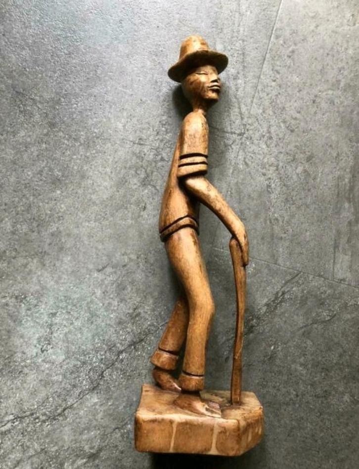 Handgesneden houten beeldje van een man met hoed, Antiek en Kunst, Kunst | Beelden en Houtsnijwerken, Ophalen of Verzenden