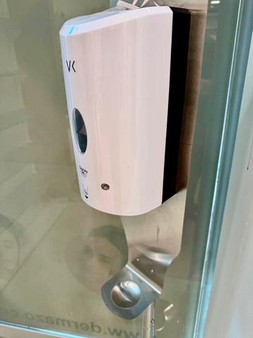 Zeepdispenser op rvs zuil zo goed als nieuw beschikbaar voor biedingen
