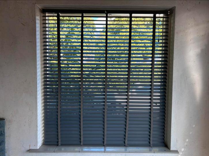 Nette houten jaloezieën, Huis en Inrichting, Stoffering | Gordijnen en Lamellen, Gebruikt, 150 tot 200 cm, Grijs, Ophalen