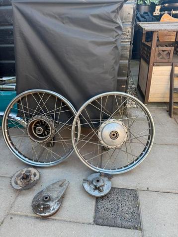 Te koop nog een compleet setje 17 inch wielen kleine naven. beschikbaar voor biedingen