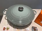 Nieuwe Le Creuset Risotto pan 30 cm Sea Salt, Huis en Inrichting, Keuken | Potten en Pannen, Gietijzer, Nieuw, Ophalen of Verzenden