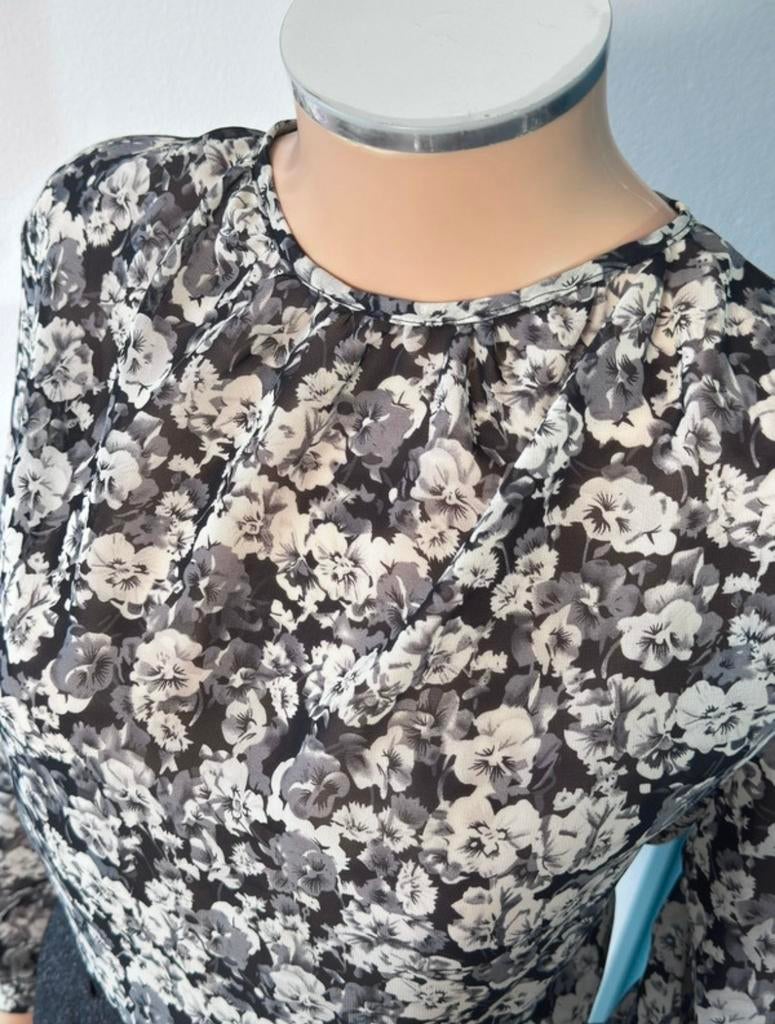 Grijze top met viooltjes maat M, Kleding | Dames, Maat 38/40 (M), Ophalen of Verzenden, Zo goed als nieuw, Lange mouw