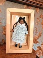 heidi ott miniaturen donker popje 10 cm met orginele kleding, Ophalen of Verzenden, Nieuw, Poppenhuis