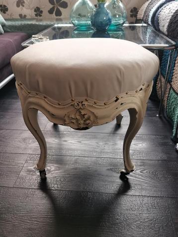 Mooi brocante, barok poef, voetenbankje, kruk  beschikbaar voor biedingen