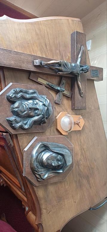 Collectie Religieuze Kruizen en Afbeeldingen beschikbaar voor biedingen