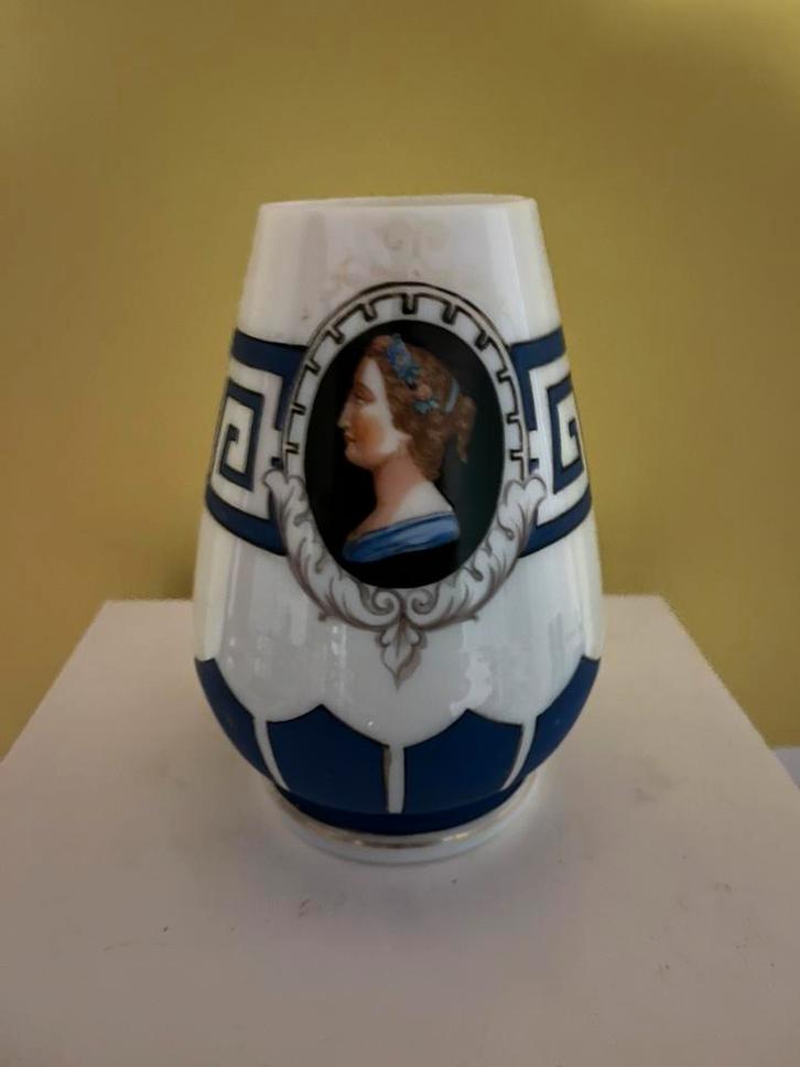 OPAALGLAZEN BEKER/ VAAS. . —  MIDDEN 19 DE EEUW., Antiek en Kunst, Antiek | Glas en Kristal, Ophalen of Verzenden