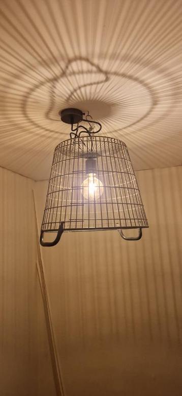 Stoere plafondlamp beschikbaar voor biedingen