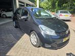 Toyota Yaris 1.0 VVT-i Comfort | 12MND GARANTIE | NIEUWE APK, Euro 5, Stof, Gebruikt, 750 kg