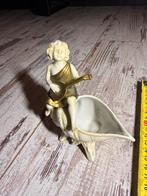 Porseleinen beeldje: Jongen met gitaar op schelp, Antiek en Kunst, Ophalen of Verzenden