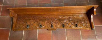 Houten kapstok met mooi houtsnijwerk beschikbaar voor biedingen