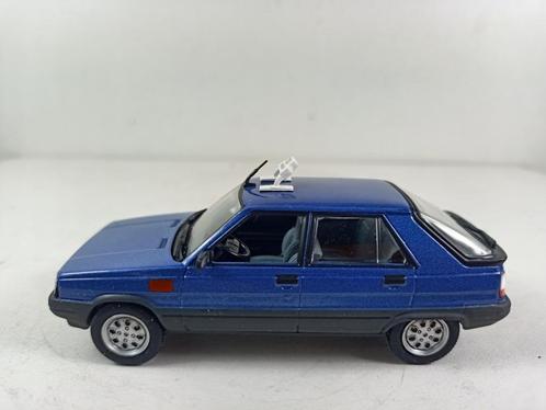 universal hobbies 1/43 renault 11 taxi 007, Hobby en Vrije tijd, Modelauto's | 1:43, Zo goed als nieuw, Auto, Universal Hobbies