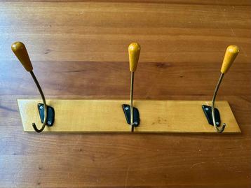 Vintage kapstok hout en metaal met drie haken jaren 60/70 beschikbaar voor biedingen