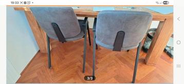 Drie bruine stoelen met metalen poten beschikbaar voor biedingen
